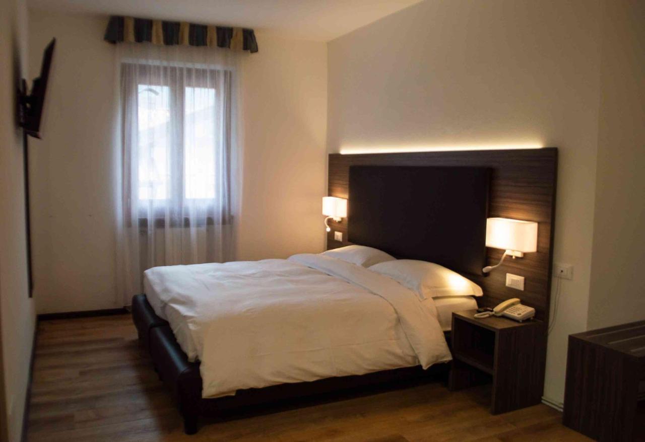 Hotel Villa Fosine ปินโซโล ภายนอก รูปภาพ