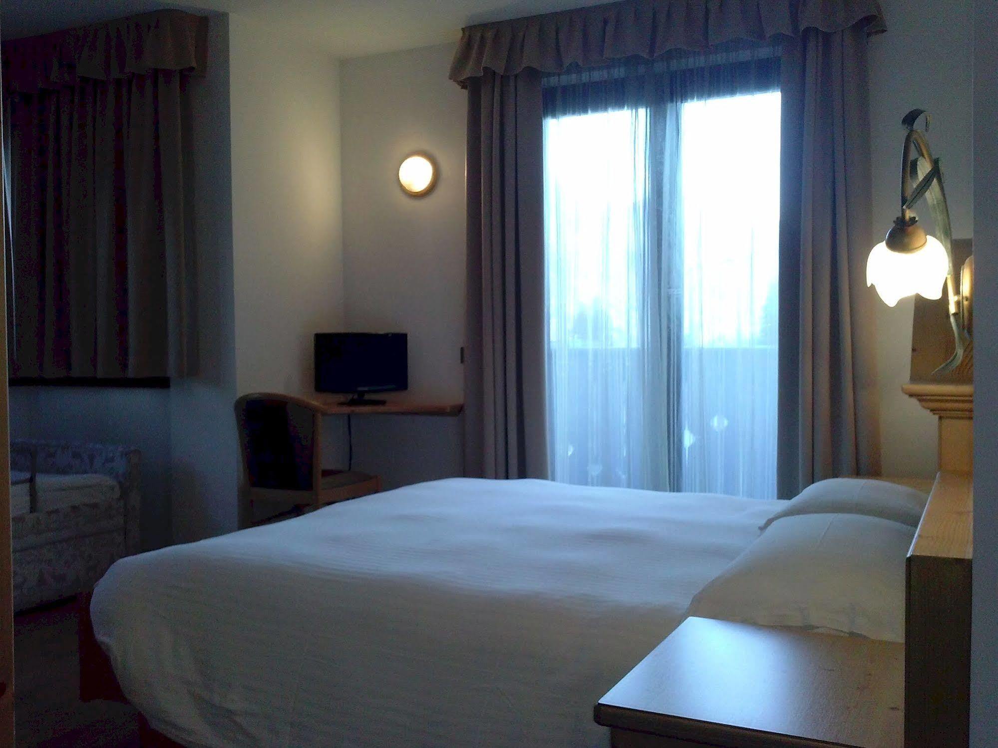 Hotel Villa Fosine ปินโซโล ภายนอก รูปภาพ